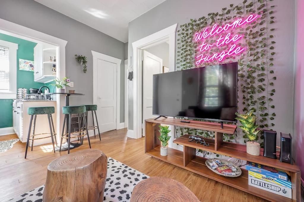 Jungle Themed Apt. Close To Coffee, Food + Shops! 坦帕 外观 照片
